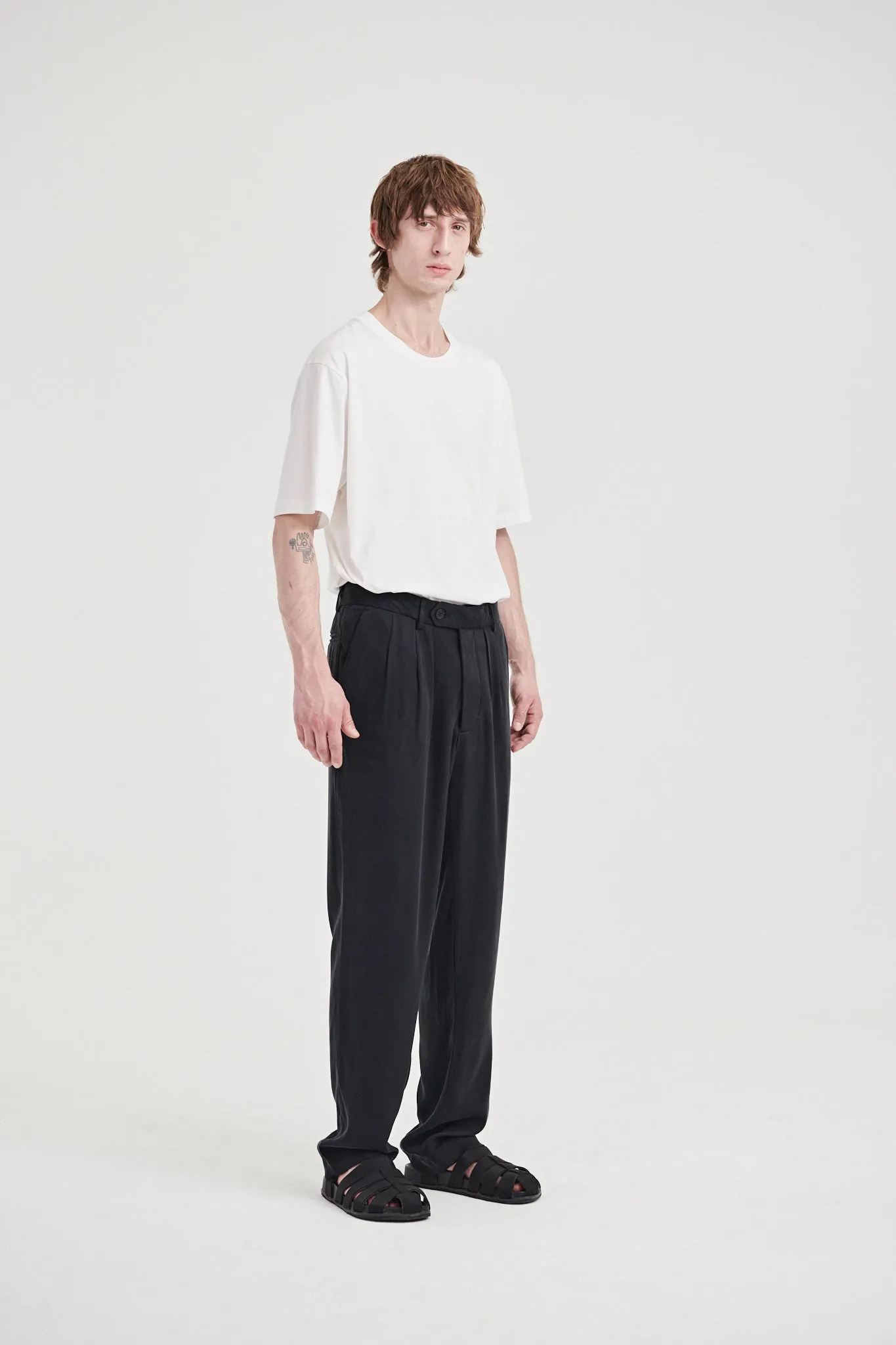 08 / Pleated Vegan silk trousers black