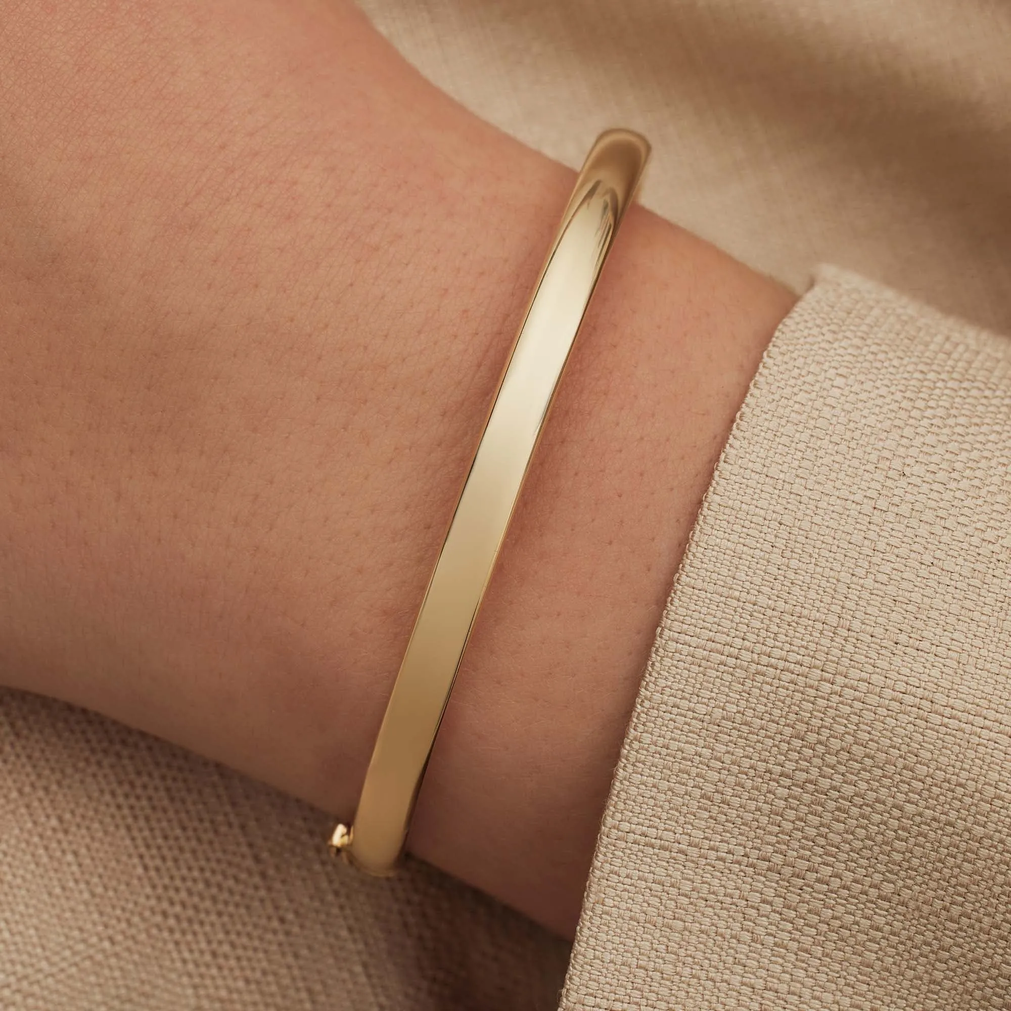 Cour d'Honneur Lucienne 14 karat gold bangle with round edge