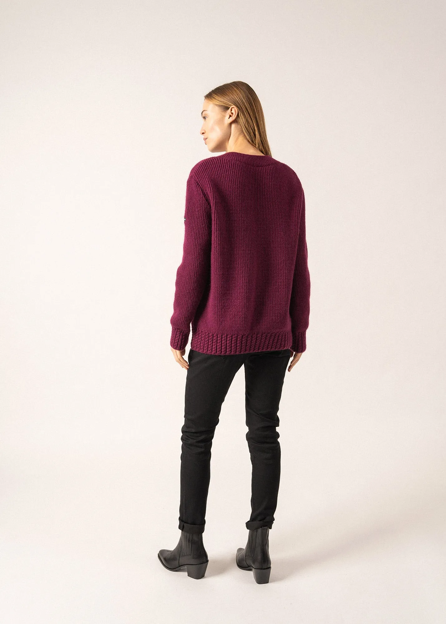 Gavarnie V-neck Jumper - in wool, with twisted details (PRUNE)