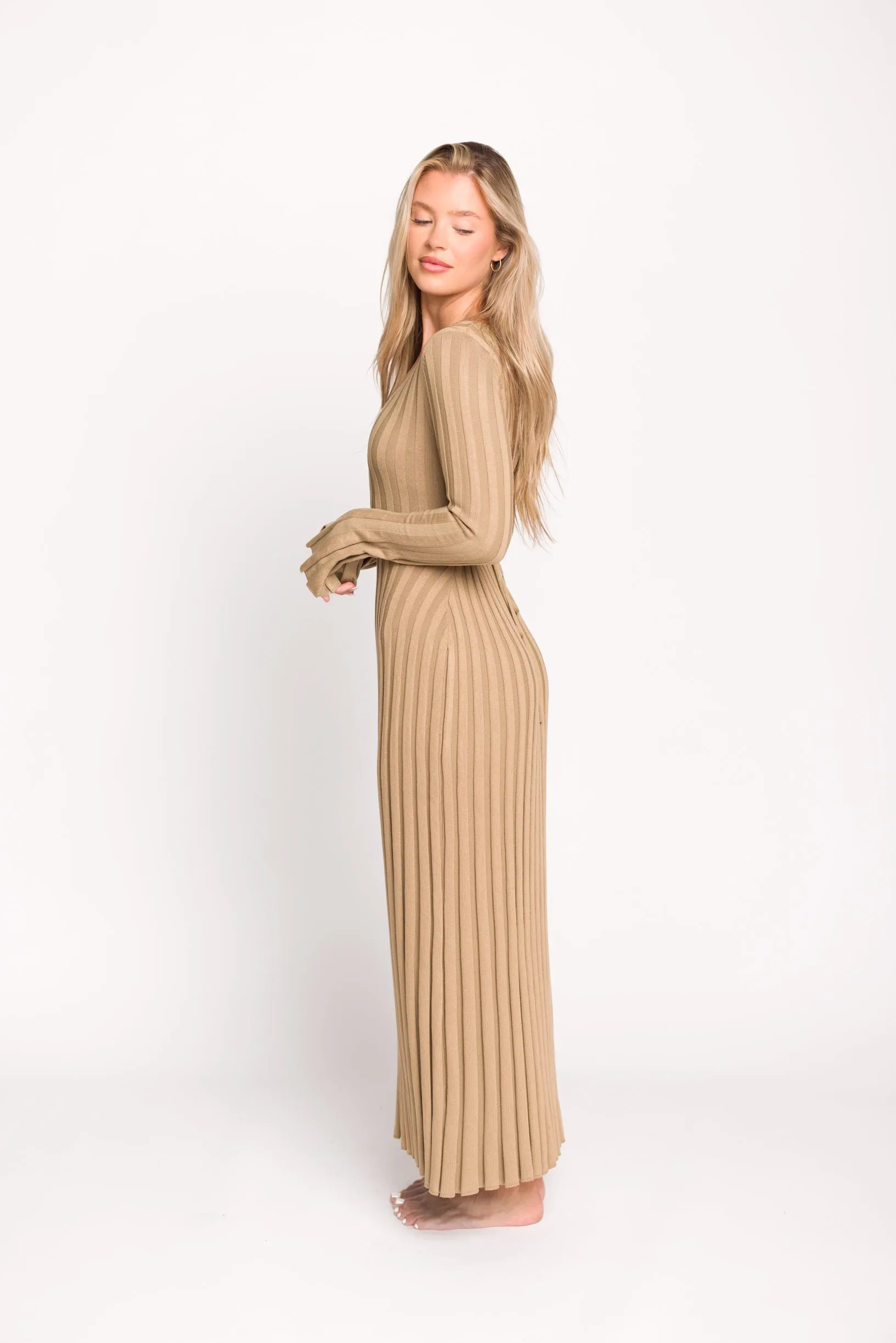 Hadley Long Sleeve V-Neck Knit Maxi Dress in Espresso