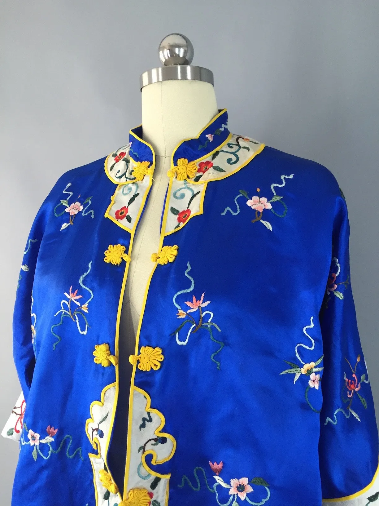 Vintage 1960s Asian Jacket / Embroidered Chinese Coat